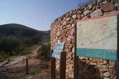 Plànol d'excursions al mur del Centre d'Activitats Ambientals de Cal Ganxo.