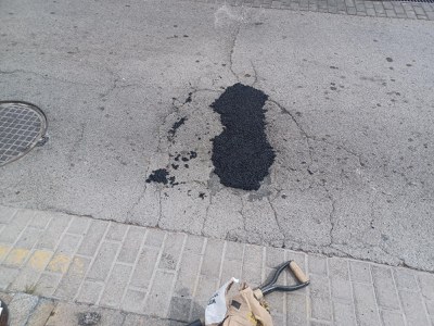 Treballs d'asfaltat al carrer Pau Casals núm.4 / MANTENIMENT VIA PÚBLICA