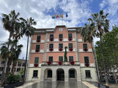 La façana de l'Ajuntament, decorada per a la Diada / REDACCIÓ