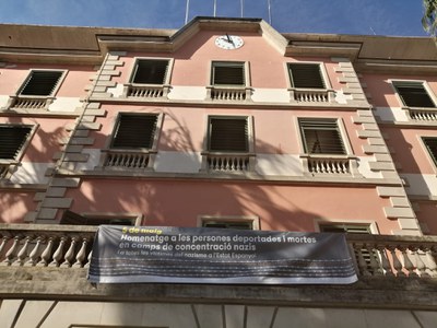 Pancarta a la façana de l'Ajuntament, el passat 5 de maig / REDACCIÓ