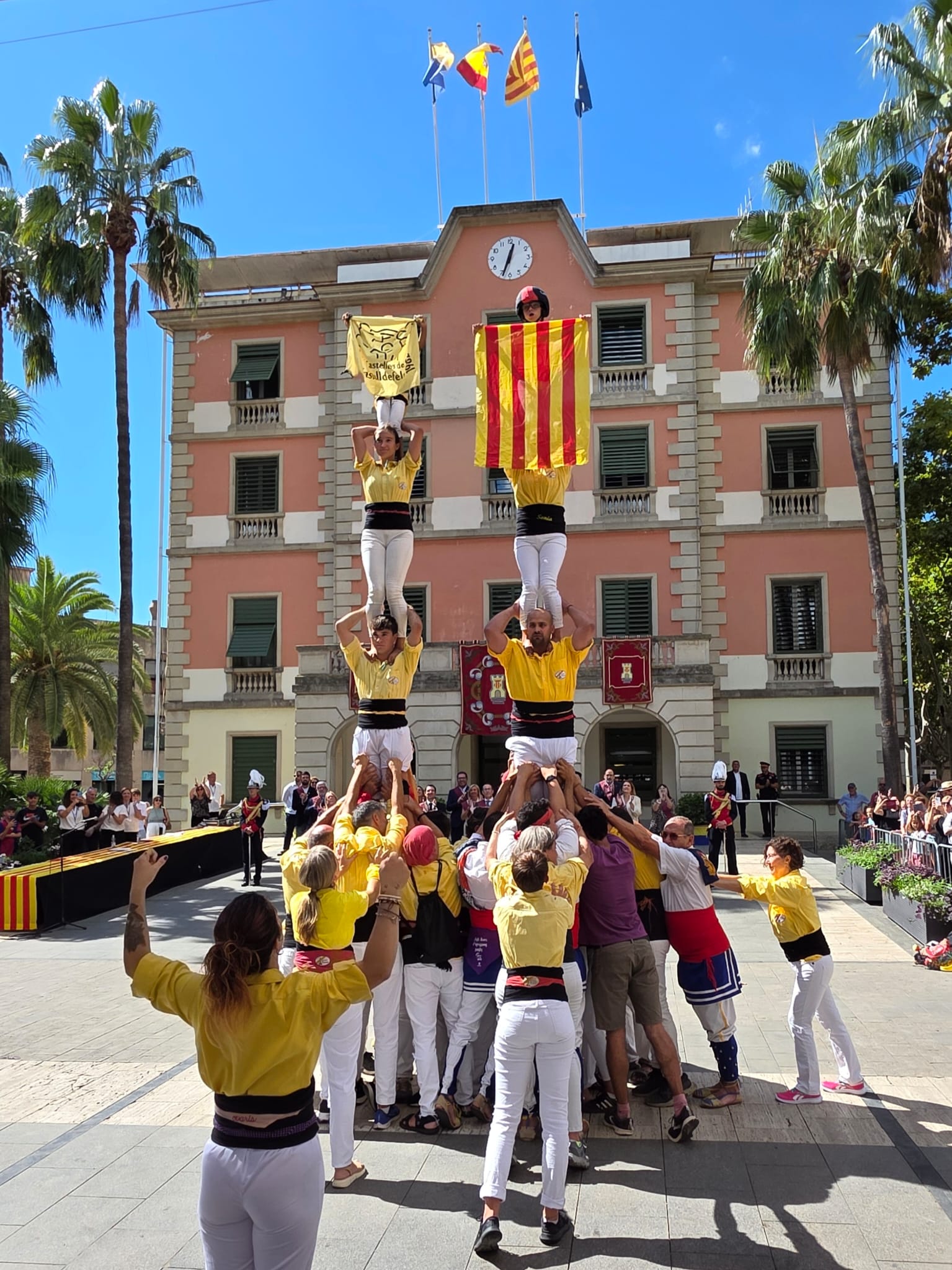 Pilars a càrrec d'Els Grocs (Castellers de Castelldefels) / ORIOL PAGÈS