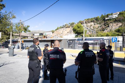 Agents de Policia Local, Mossos d'Esquadra i CNP a l'estació de Baixador / ORIOL PAGÈS.