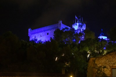 La façana del Castell, de color blau el passat 2 d'octubre / ORIOL PAGÈS.