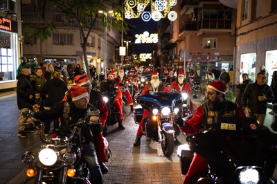 Les motos Harley van protagonitzar la Cavalcada del Pare Noel / ORIOL PAGÈS