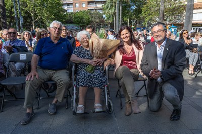 Homenatge a la persona de més edat, amb l'alcaldessa Maria Miranda i el primer tinent d'alcalde, Jordi Maresma / ORIOL PAGÈS