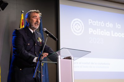 El cap de la Policia Local, Raul Vergel, durant el seu parlament / ORIOL PAGÈS