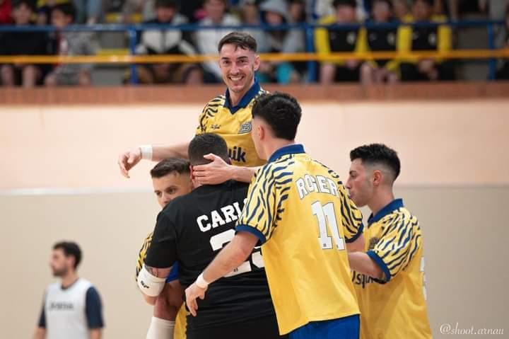 Jugadors del FS Castelldefels XBuyer Team celebren el triomf i l'ascens / FS CASTELLDEFELS