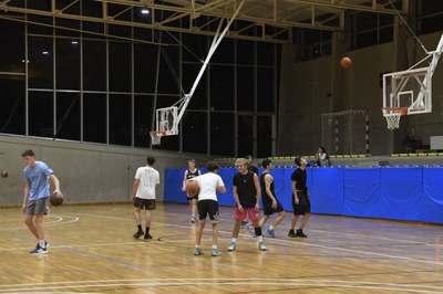 Joves practicant Esports indoor / RAMON JOSA.