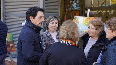L'alcalde Manu Reyes visita la mostra dels Tallers a la seu del Grup de Dones / REDACCIÓ.