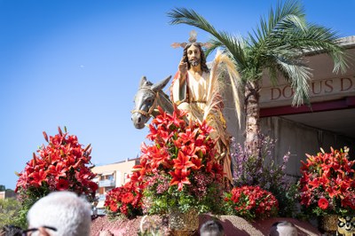 La processó de l'Entrada de Jesús a Jerusalem, a la sortida del temple de la Mare de Déu de Montserrat / ORIOL PAGÈS