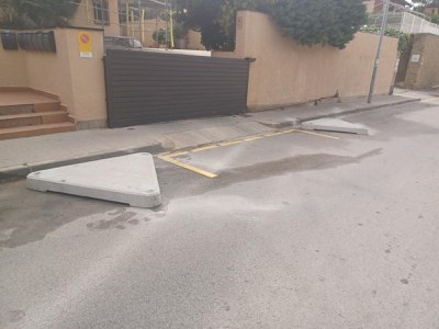 Instal· lació de triangles al carrer d'Alcover, número 34 / MANTENIMENT VIA PÚBLICA