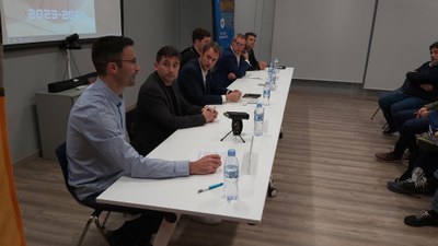 El director esportiu del CB Joventut Castelldefels, Jordi Oliver, explicant el conveni / REDACCIÓ