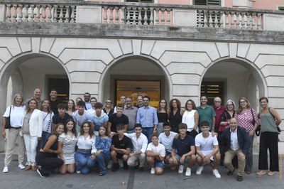 Els joves palistes del Club Piragüisme Castelldefels, amb l'alcalde i regidors / RAMON JOSA