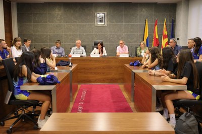 Moment de la recepció al Saló de Plens amb la representació municipal i del CB Castelldefels / ORIOL PAGÈS.