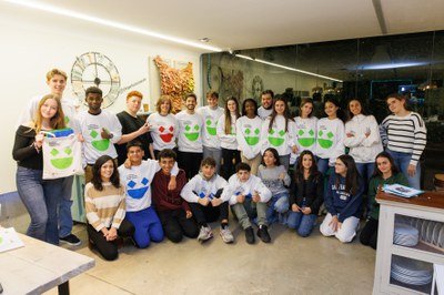 Els i les joves voluntaris amb la regidora de Participació Ciutadana / ORIOL PAGÈS