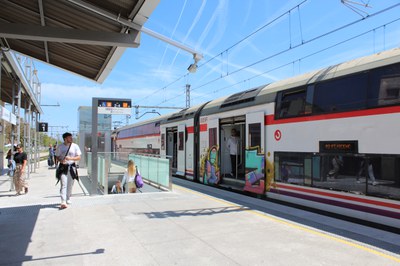 Un comboi de la R2 Sud, a l'estació de Castelldefels centre / REDACCIÓ.
