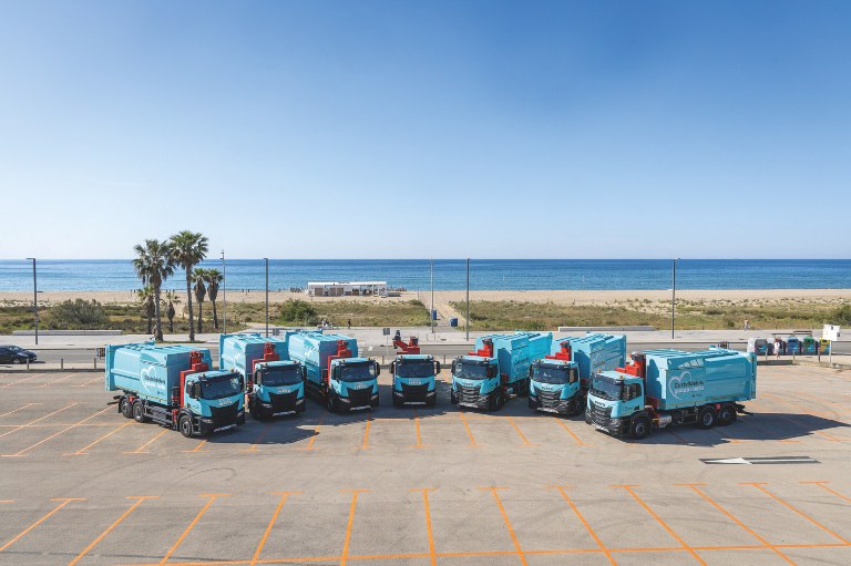 Fotografia de la flota de vehicles de neteja viària