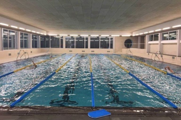 Piscina CEM Can Roca Ajuntament Castelldefels.jpg Fotografia de la piscina municipal del CEM Can Roca a Castelldefels