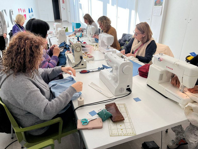 Taller costura reciclatge.jpeg