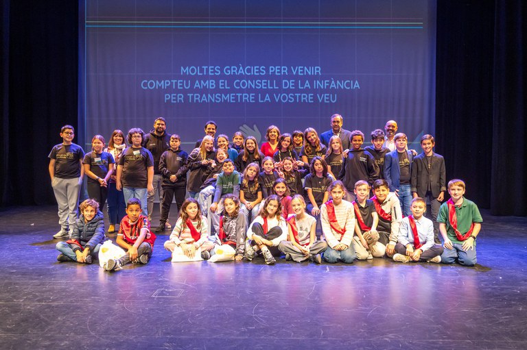 Representants municipals i educatius amb els nens i nenes membres del Consell  ORIOL PAGÈS..jpg