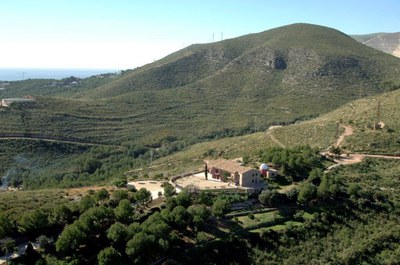 Vista aérea del Centro de Actividades Ambientales de Cal Ganxo con la colina del Fanxó.