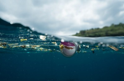 Plásticos en el mar.
