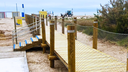 AMB instala una nueva pasarela elevada en la playa de Castelldefels