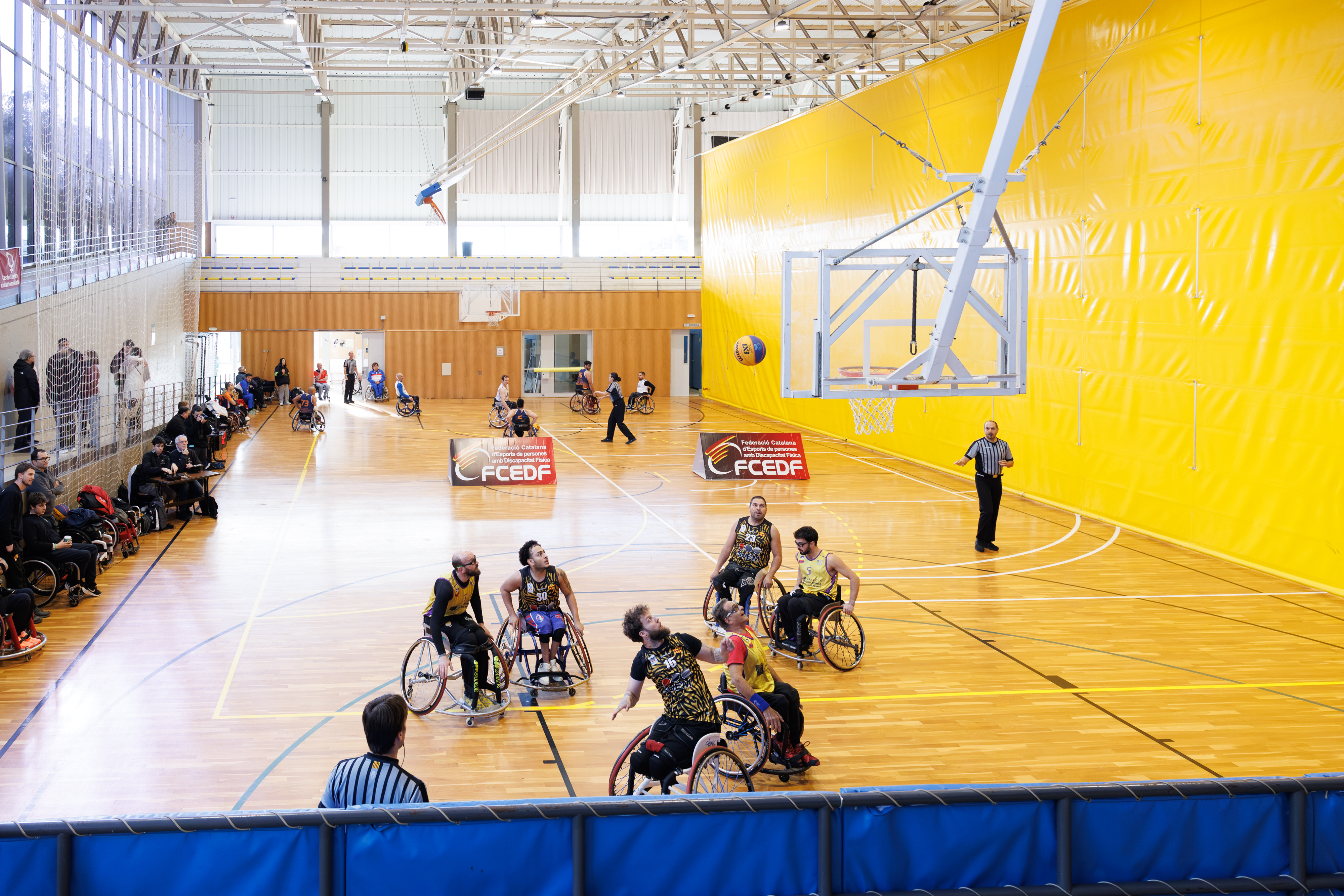 Uno de los partidos del Campeonato de Cataluña de Baloncesto 3 x 3 en silla de ruedas / ORIOL PAGÈS