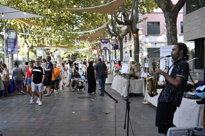 La calle Arcadi Balaguer y la plaza de la Iglesia acogen la feria comercial / RAMON JOSA