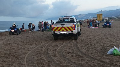 Desalojo de la playa, antes de su limpieza / POLICÍA LOCAL