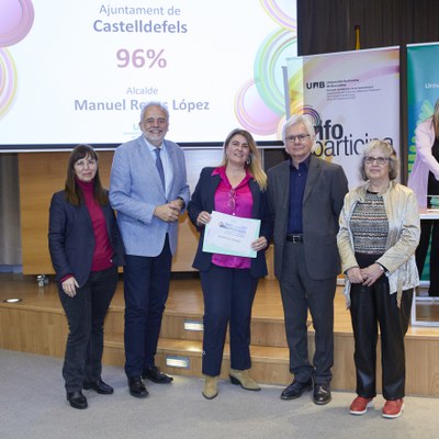 La concejala Cristina Corona recoge el Sello Infoparticipa de Castelldefels / INFOPARTICIPA.