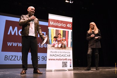 El concejal de Cooperación y Solidaridad, Ramon Amador, y la presidenta de Malaria 40, Cristina Cama / RAMON JOSA