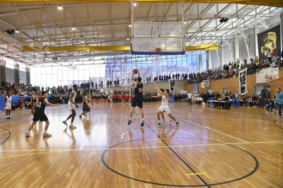 El Polideportivo Municipal de Can Vinader, lleno para ver la final U14 / RAMON JOSA.