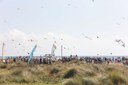 El Festival de Cometas por la Paz reúne a unas 3.000 personas en la playa