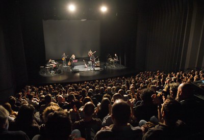 El numeroso público asistente pudo disfrutar del concierto de Tubular Tribute / RAMON JOSA.
