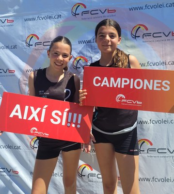 Margaux y Lola, campeonas de categoría S17 / VOLEIBOOM CLUB
