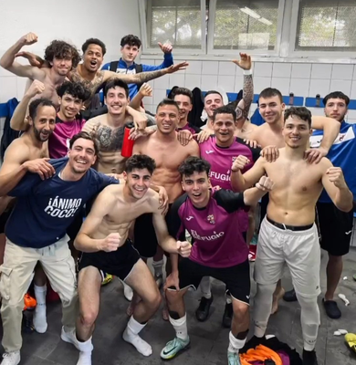 Los jugadores de la UD Vista Alegre celebran el triunfo en el campo de la UD Unificacion Bellvitge / UD VISTA ALEGRE