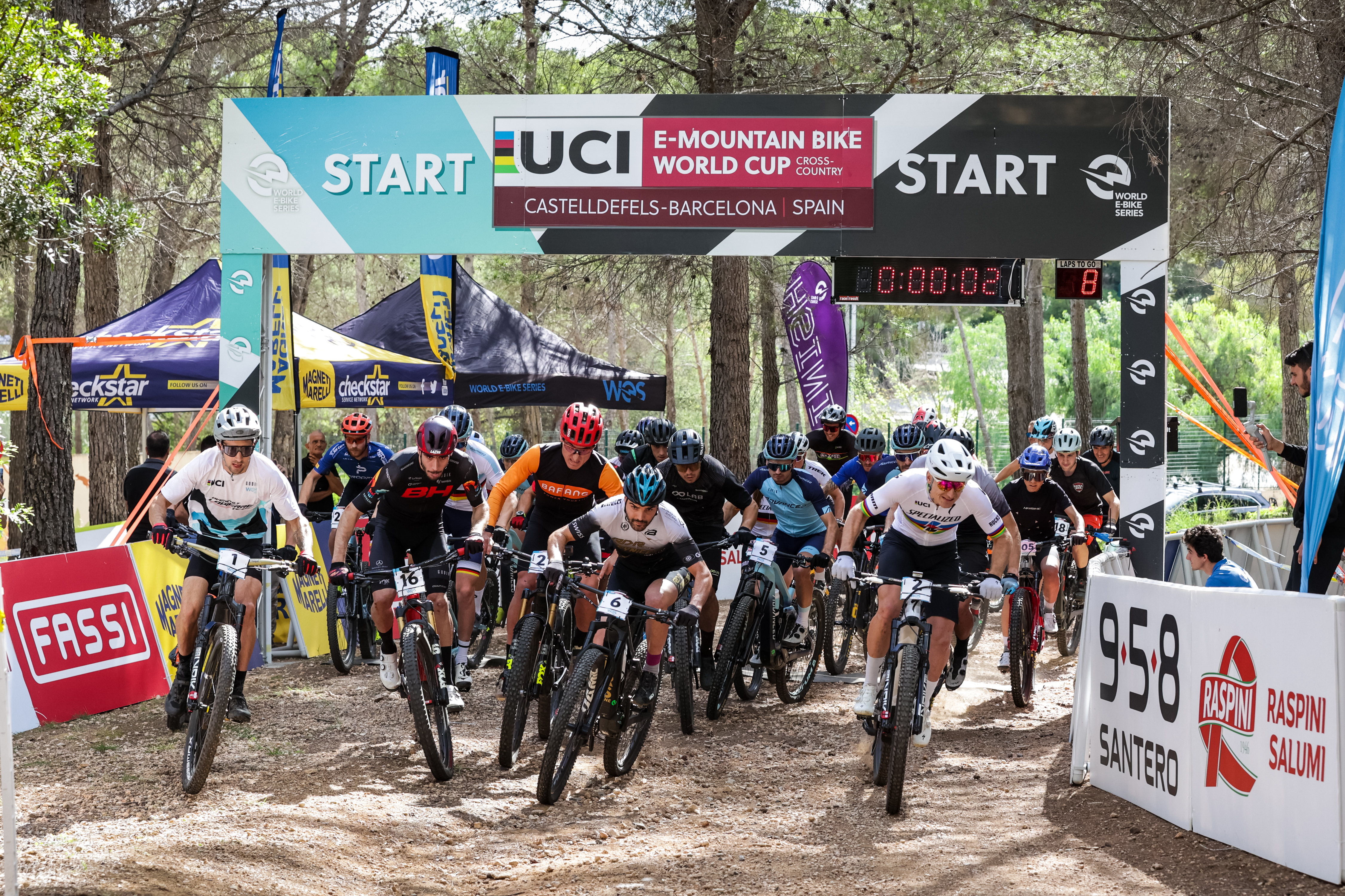 Momento de la salida de la carrera de bicicletas eléctricas de montaña / WES