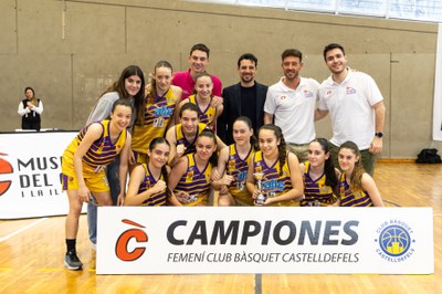 El alcalde Manu Reyes con las jugadoras de la UE Mataró, campeonas U14 del torneo / ORIOL PAGÈS.