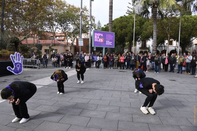 Actuación de la Escuela Municipal de Danza en la plaza de la Iglesia / RAMON JOSA