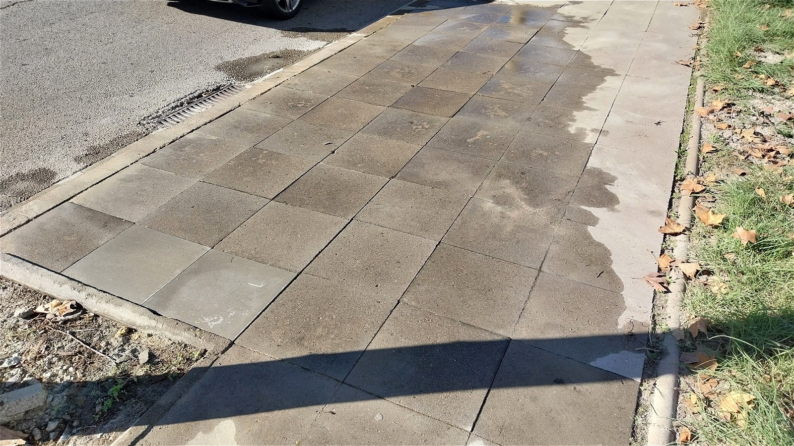 Reparación de acera en Ronda Can Rabadà núm. 23 / MANTENIMIENTO VIA PÚBLICA