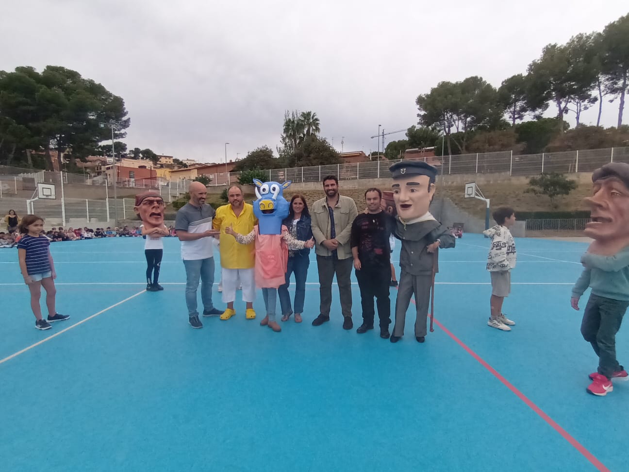 El nuevo cabezudo de la Escola Can Roca / CULTURA