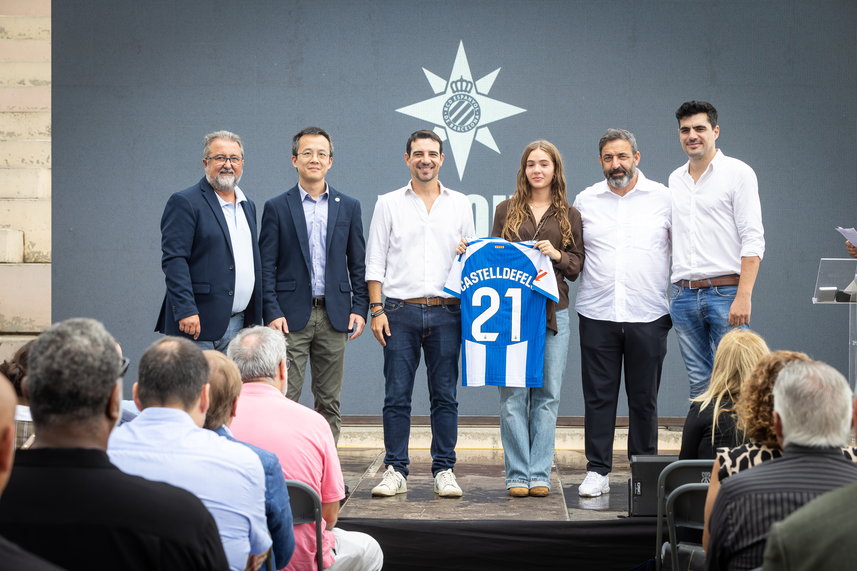Representantes municipales y del Espanyol con la hija de Dani Jarque, Martina / ORIOL PAGÈS