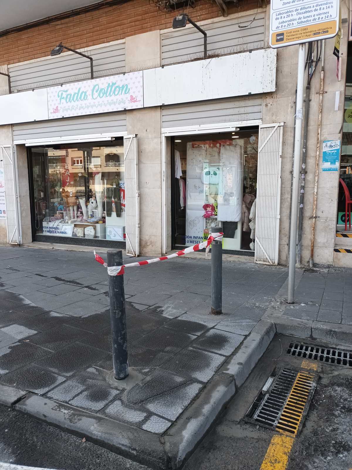 Reposición de pilonas en la calle Iglesia con Albert Einstein / MANTENIMIENTO VÍA PÚBLICA