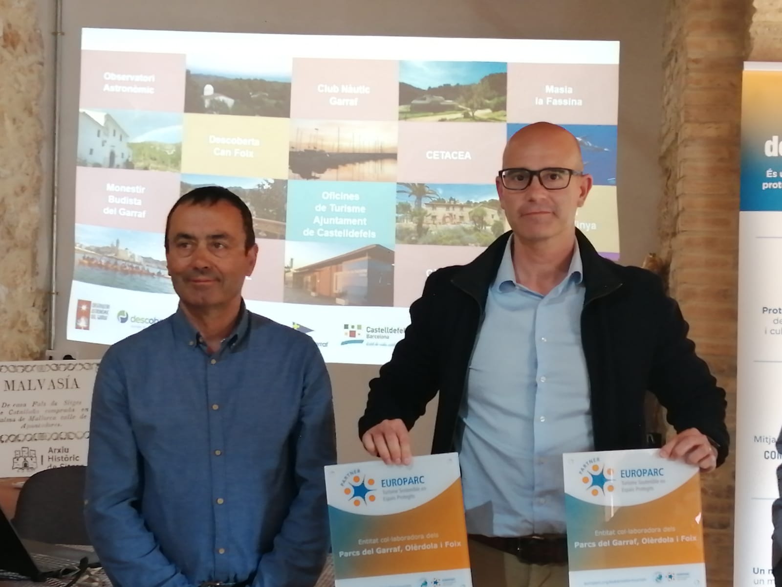 El jefe del área de Turismo, Miguel Ángel Vázquez, recibe las dos certificaciones / REDACCIÓN