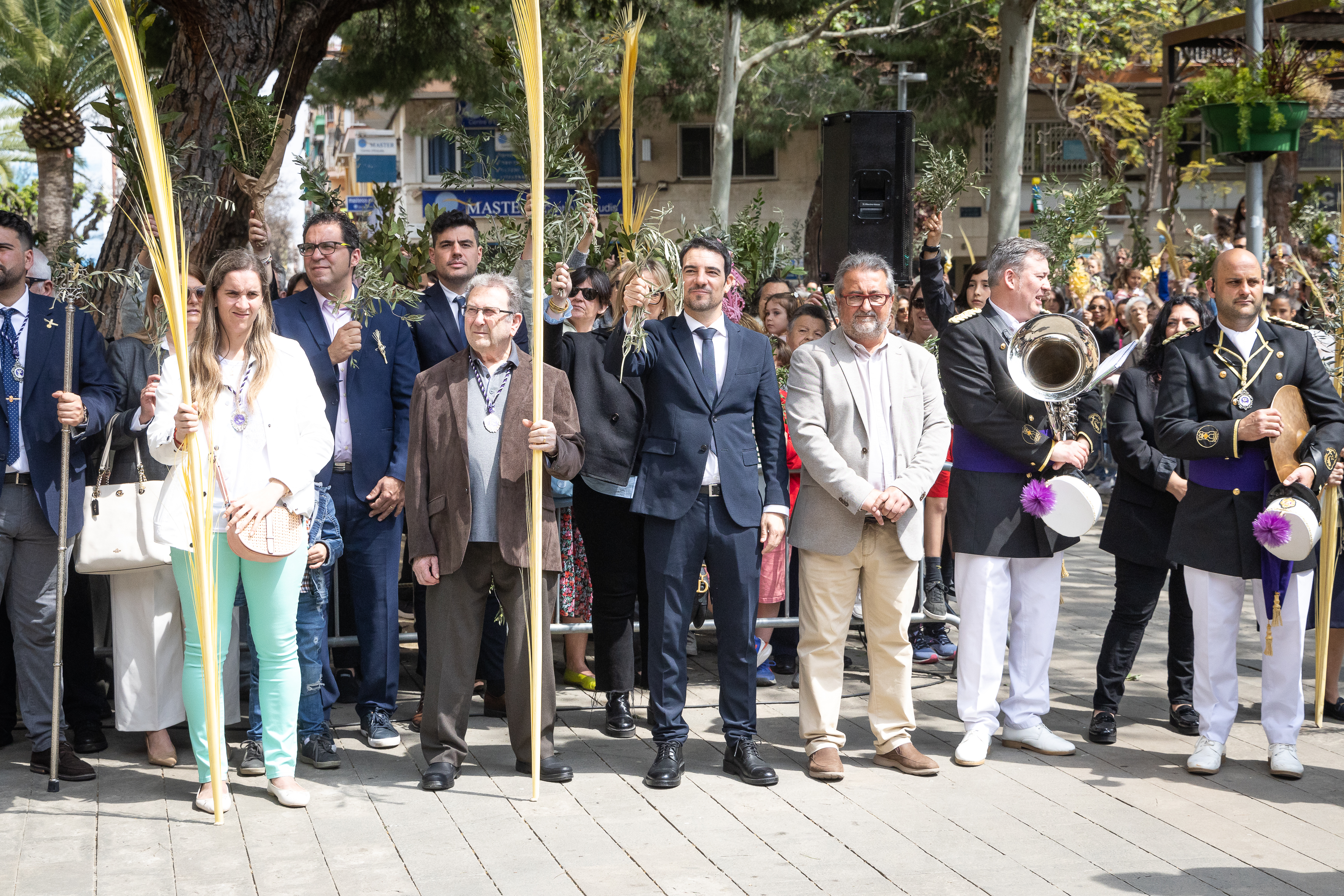 Representantes institucionales en la bendición de palmas y ramos en la plaza de la Iglesia / ORIOL PAGÈS