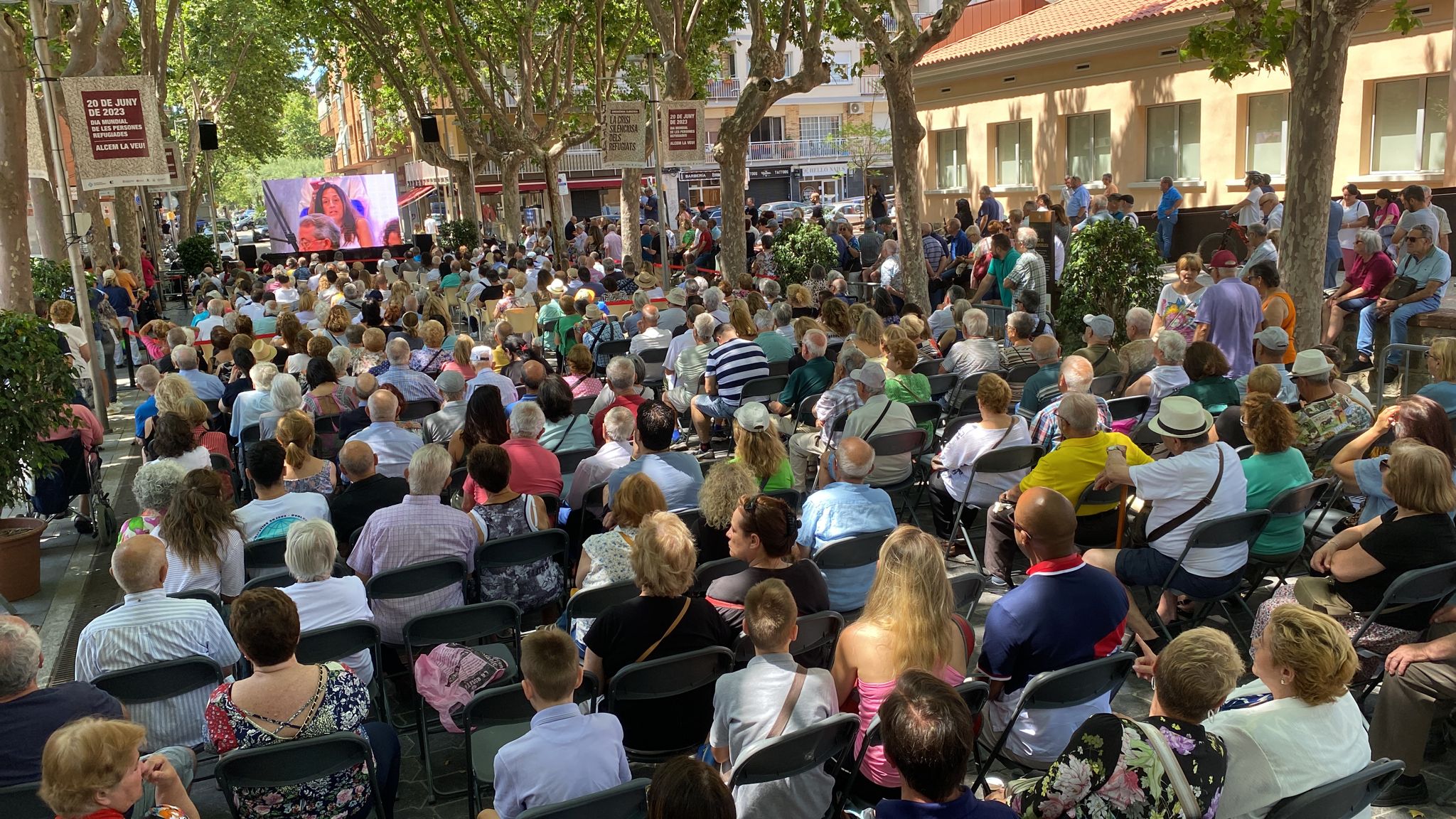 Pantalla gigante y público asistente en la calle Arcadi Balaguer / RAMON JOSA