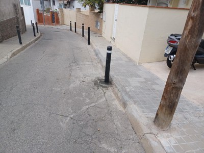 Pilona en la calle Manuel de Falla / MANTENIMIENTO VÍA PÚBLICA