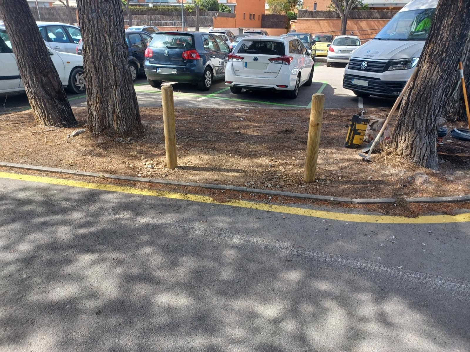 Tutores de madera en la calle Barcelona (número 25) / MANTENIMIENTO VÍA PÚBLICA