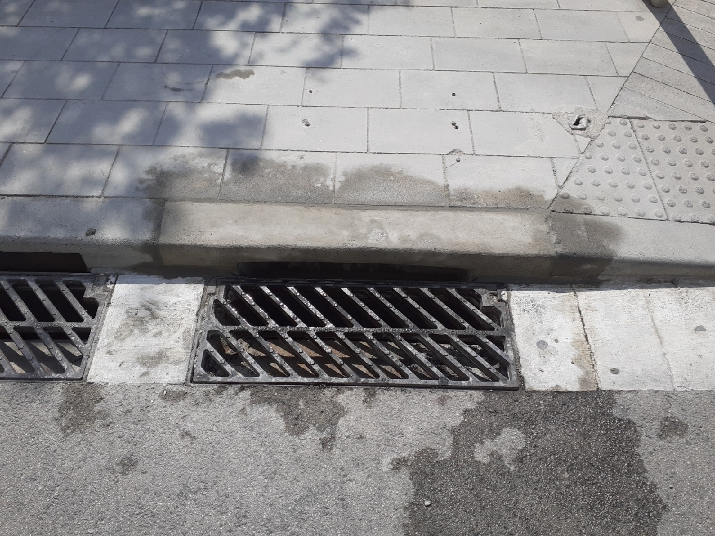 Bordillo buzón sumidero reparado en la Calle Andalucía con Agustina de Aragón / MANTENIMIENTO VÍA PÚBLICA